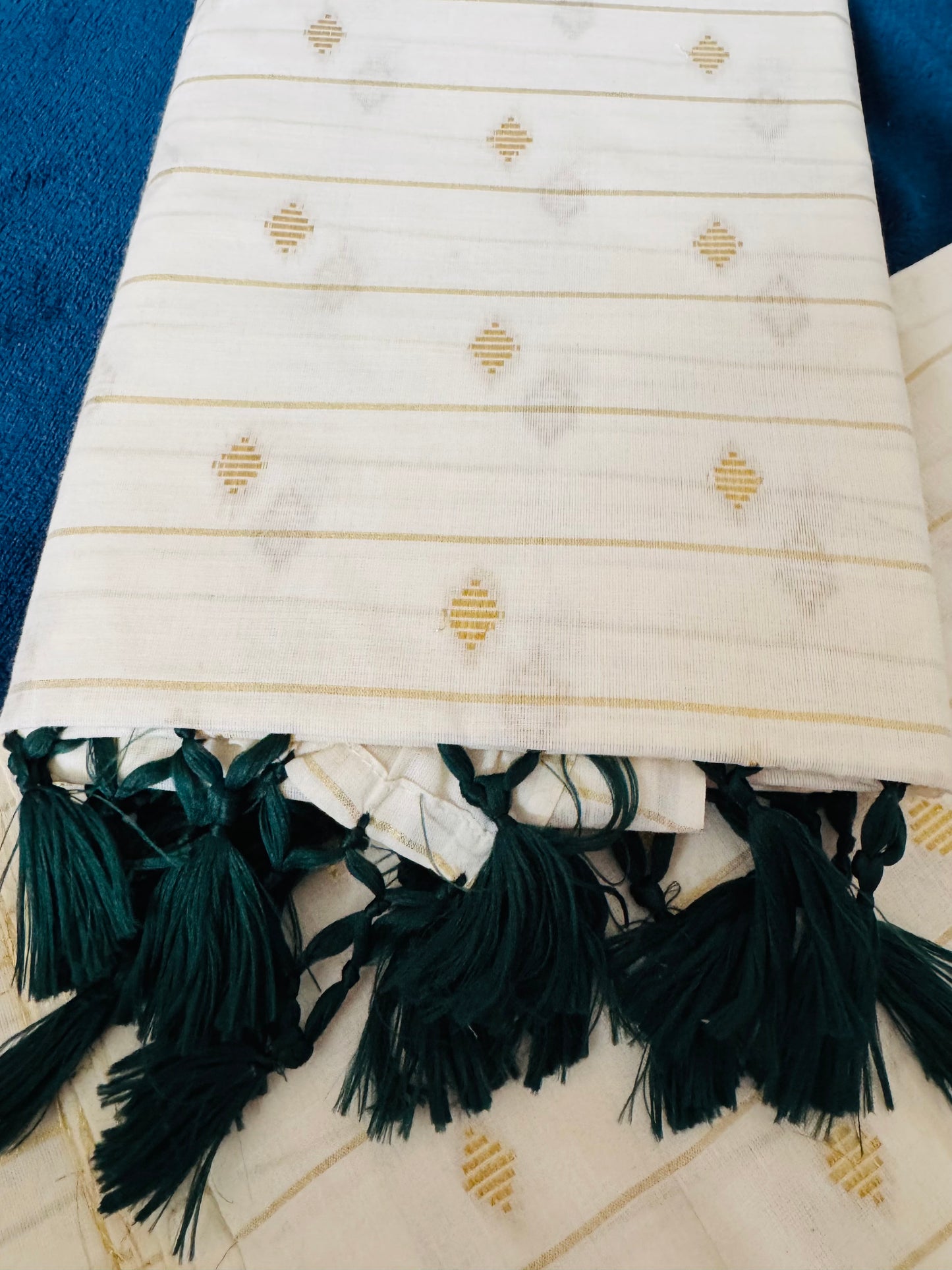 Diamond Butta Borderless Kerala Kasavu Saree