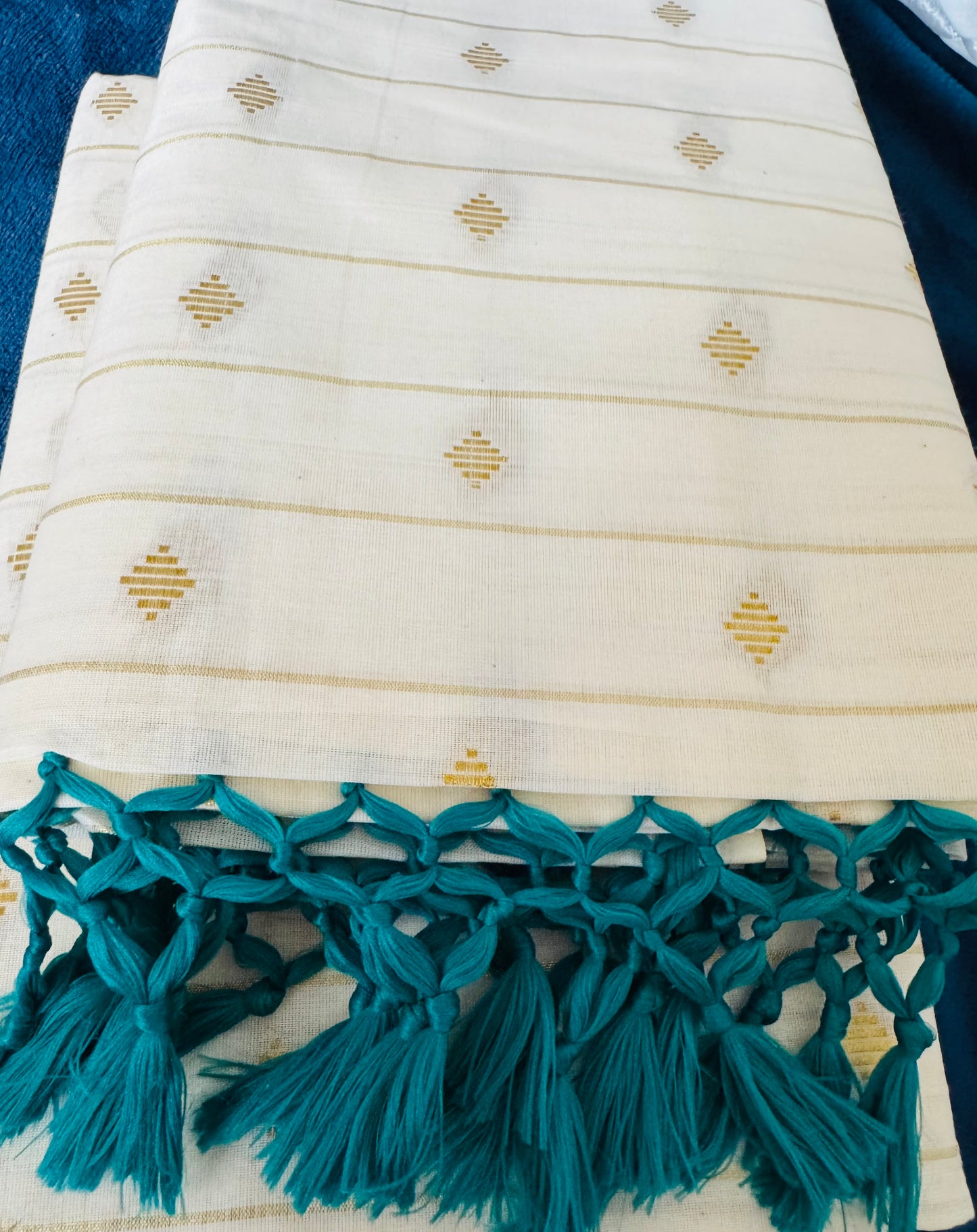 Diamond Butta Borderless Kerala Kasavu Saree