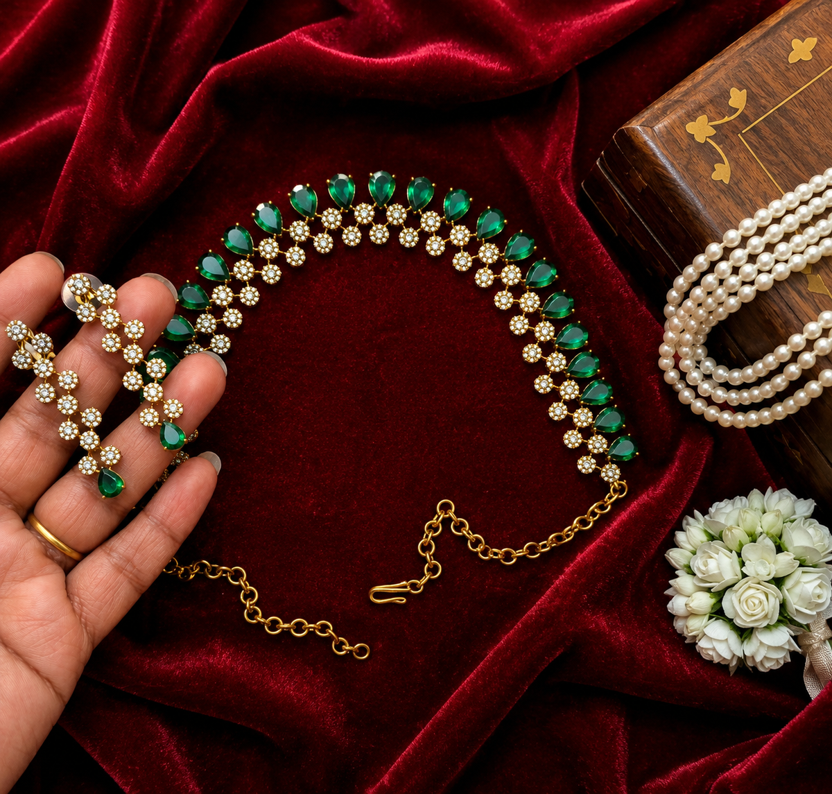 AD necklace  /  Necklace and earrings set adorned with green emerald stones